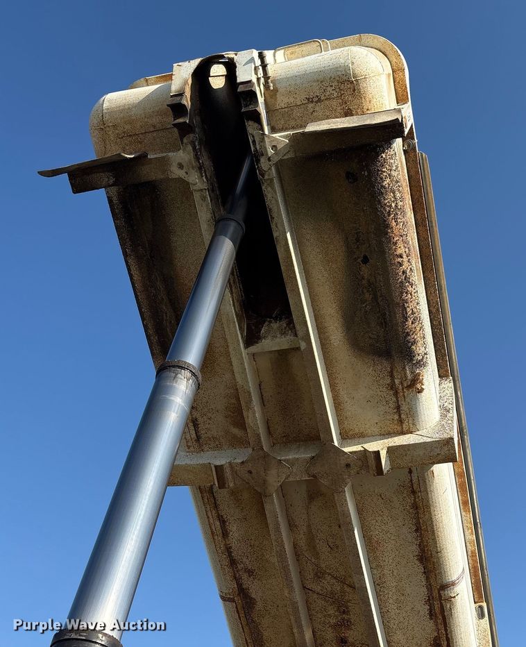 image for item EF6071 2004 Clement LW3834-AIR end dump trailer