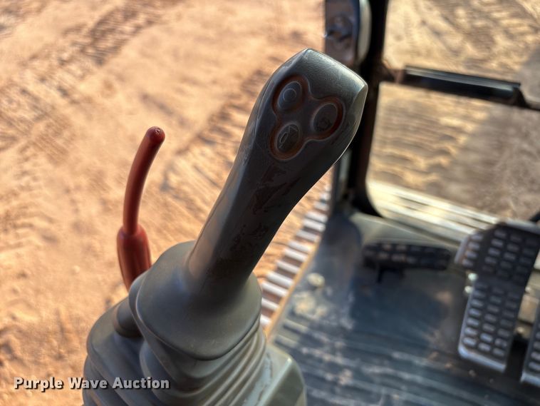 image for item EF6073 2014 John Deere 250G excavator