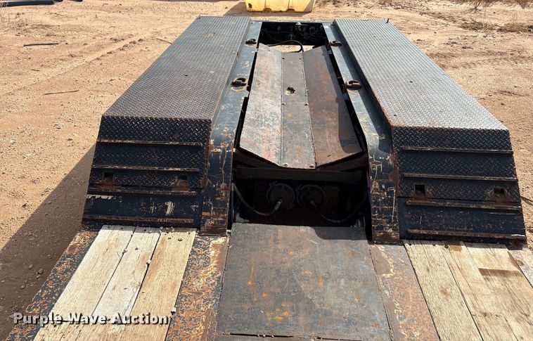 image for item EF6076 2011 Etnyre Blackhawk limited lowboy equipment trailer