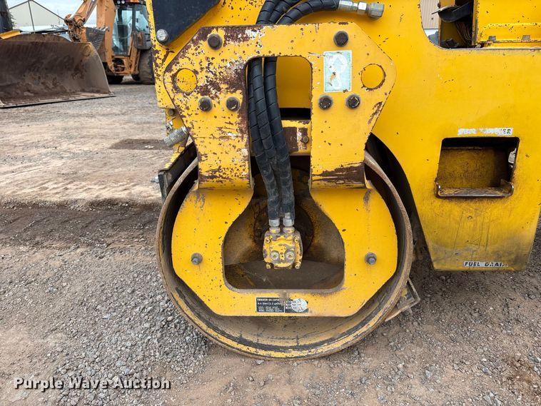 image for item EF6082 2007 Sakai SW320 double drum vibratory roller