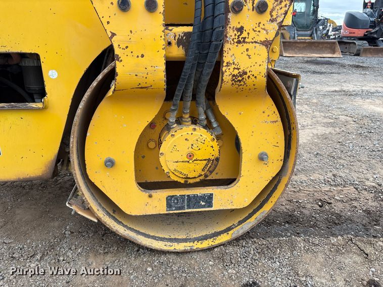 image for item EF6082 2007 Sakai SW320 double drum vibratory roller