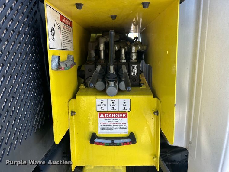 image for item EK8396 2009 GMC C7500 forestry bucket truck