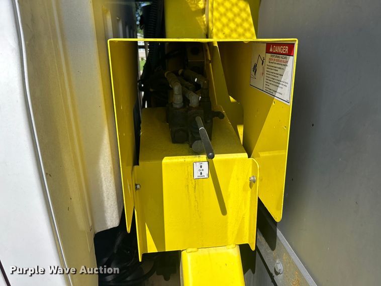 image for item EK8396 2009 GMC C7500 forestry bucket truck