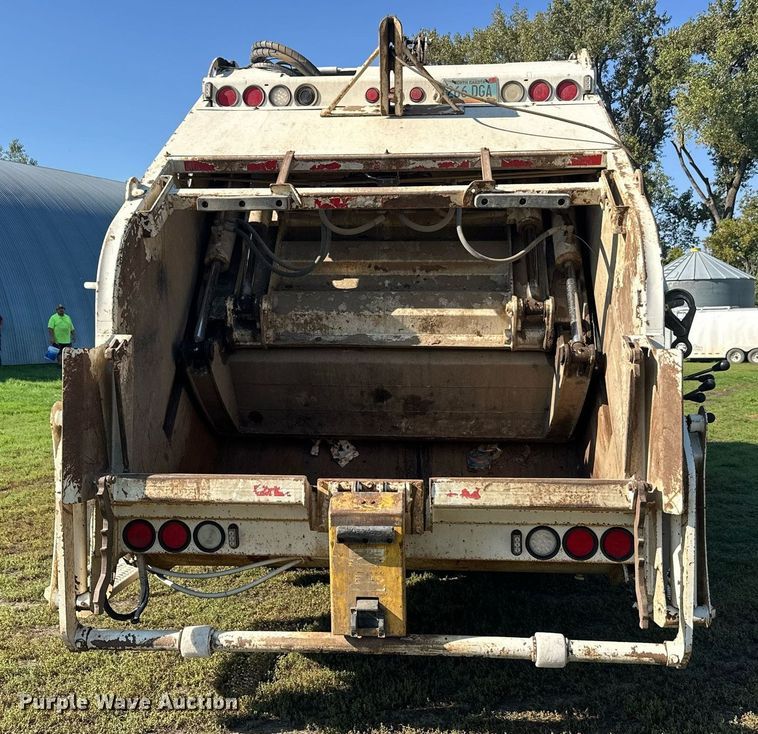 image for item EL0005 2010 International 7400 refuse truck