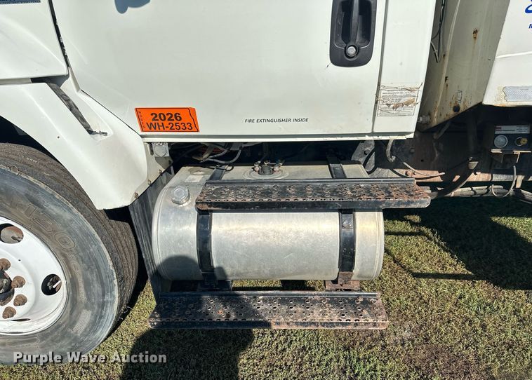 image for item EL0005 2010 International 7400 refuse truck