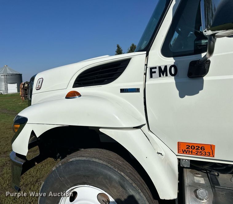 image for item EL0005 2010 International 7400 refuse truck