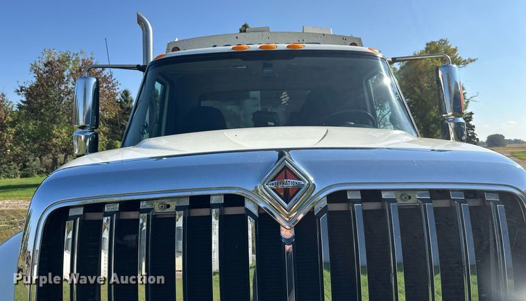 image for item EL0005 2010 International 7400 refuse truck