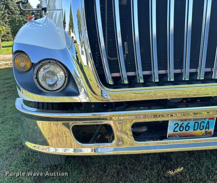 image for item EL0005 2010 International 7400 refuse truck