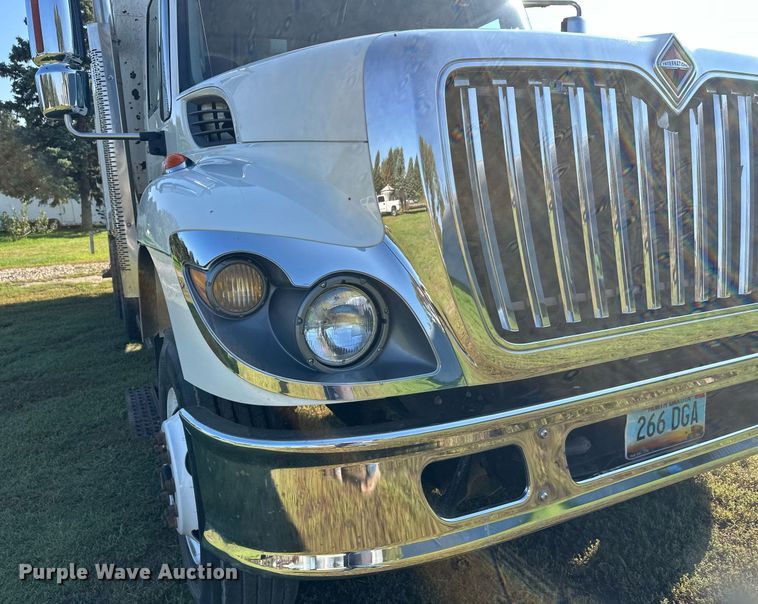 image for item EL0005 2010 International 7400 refuse truck