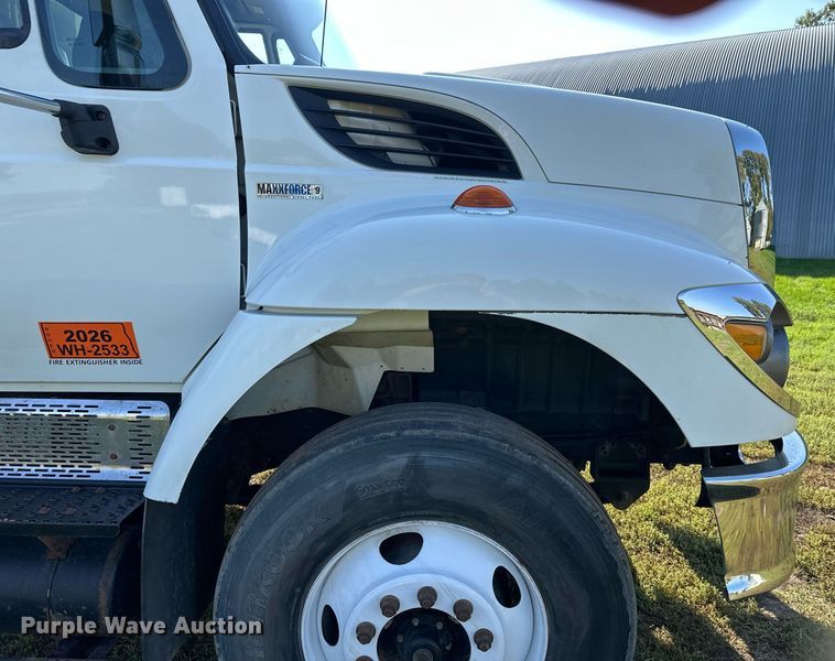 image for item EL0005 2010 International 7400 refuse truck