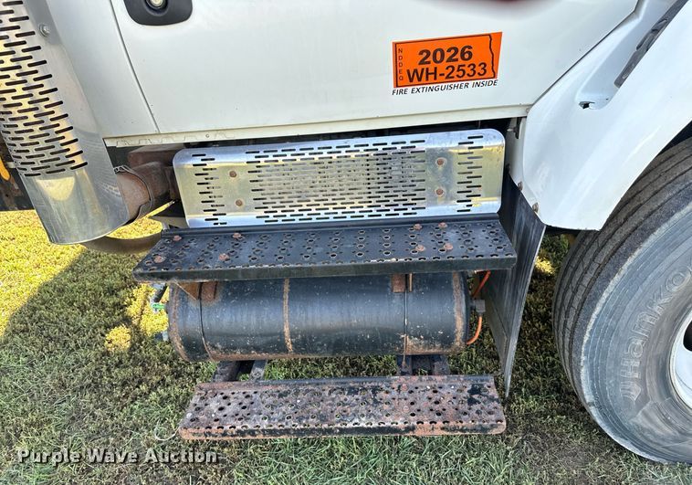 image for item EL0005 2010 International 7400 refuse truck