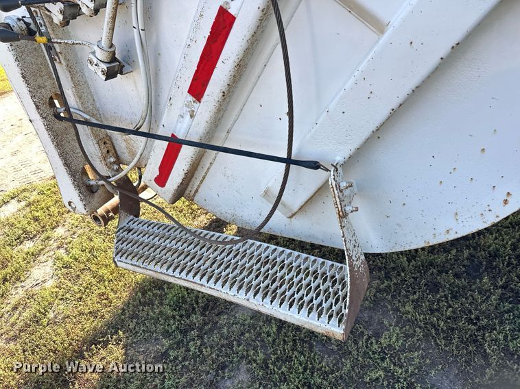 image for item EL0005 2010 International 7400 refuse truck