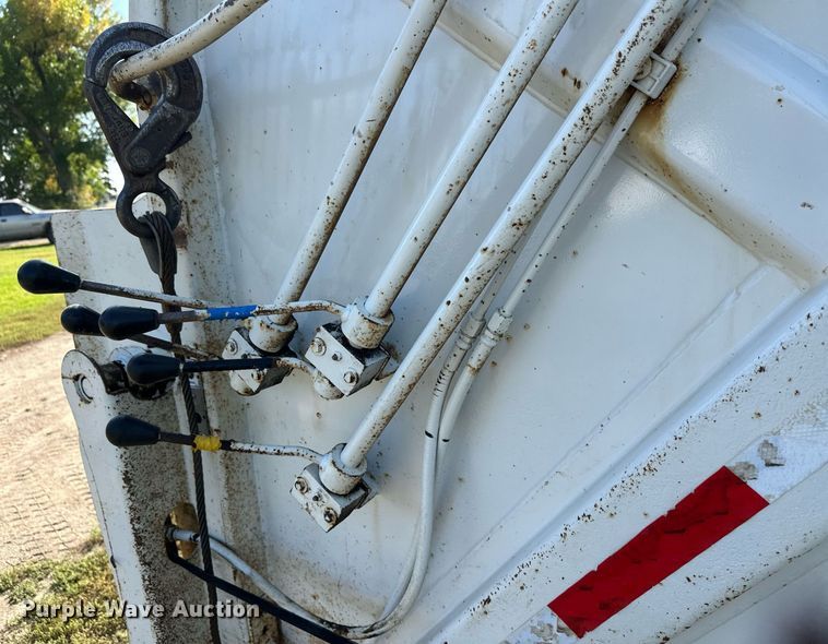 image for item EL0005 2010 International 7400 refuse truck