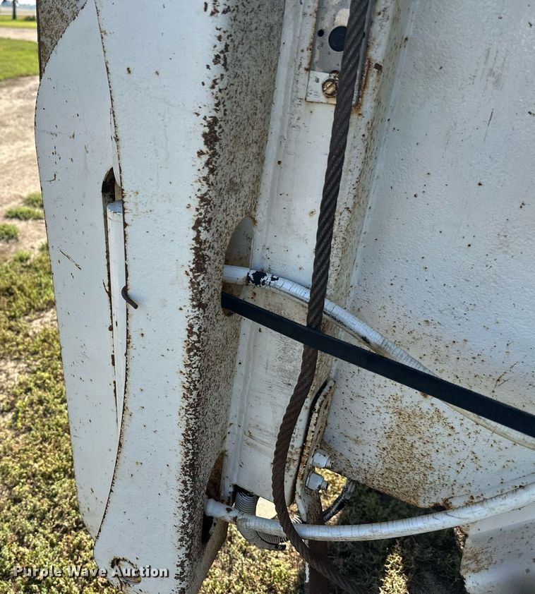 image for item EL0005 2010 International 7400 refuse truck