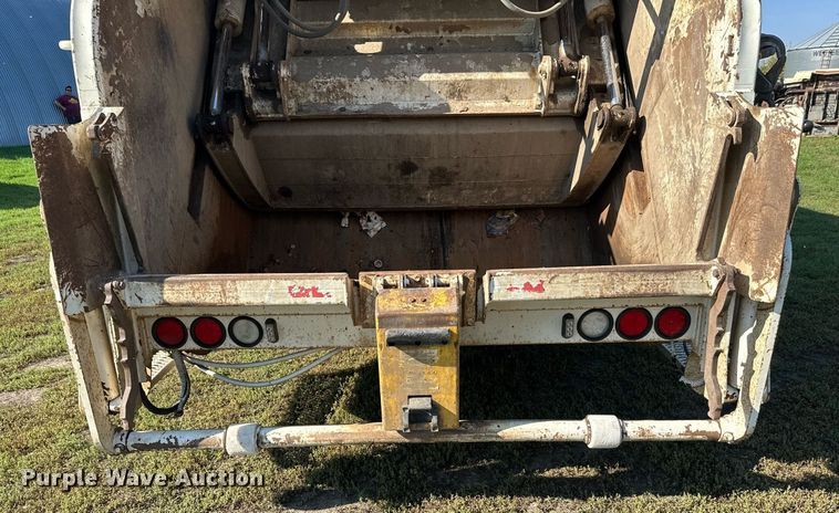 image for item EL0005 2010 International 7400 refuse truck