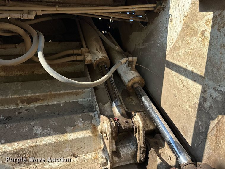 image for item EL0005 2010 International 7400 refuse truck