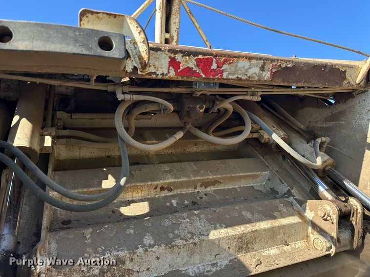 image for item EL0005 2010 International 7400 refuse truck