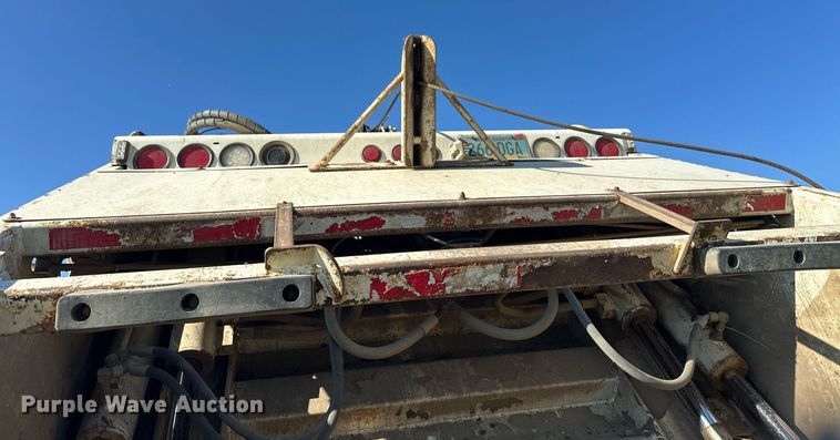 image for item EL0005 2010 International 7400 refuse truck