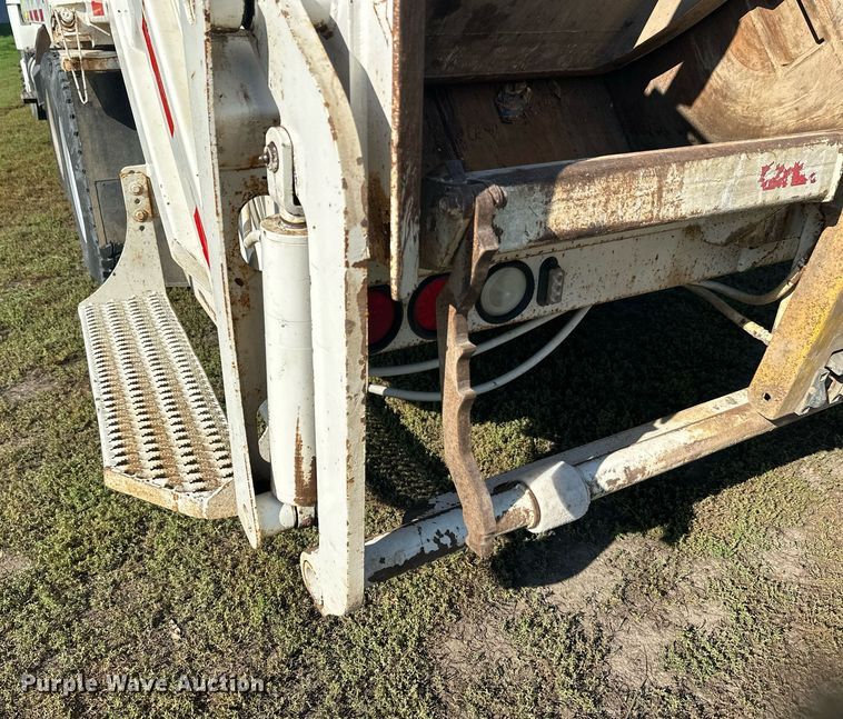 image for item EL0005 2010 International 7400 refuse truck