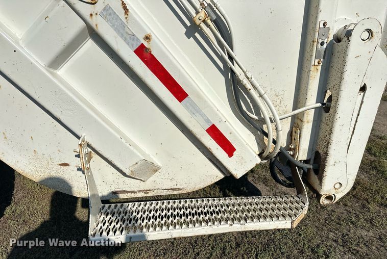 image for item EL0005 2010 International 7400 refuse truck