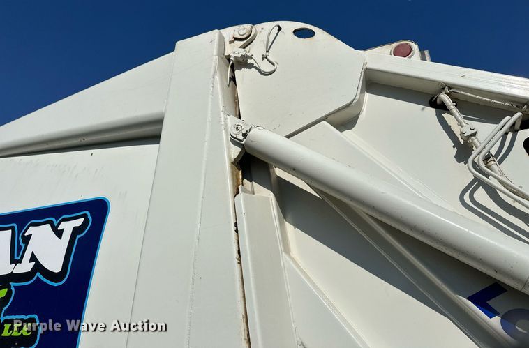 image for item EL0005 2010 International 7400 refuse truck