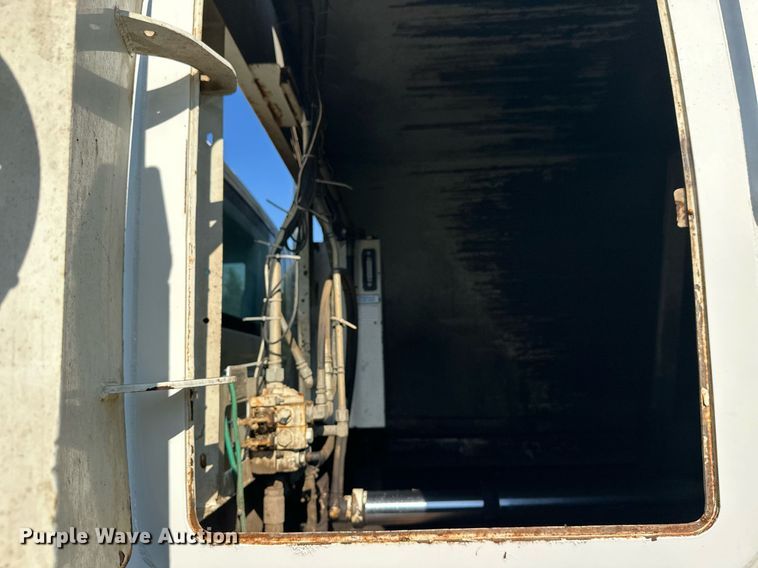 image for item EL0005 2010 International 7400 refuse truck