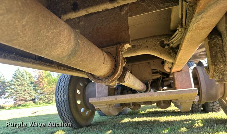 image for item EL0005 2010 International 7400 refuse truck