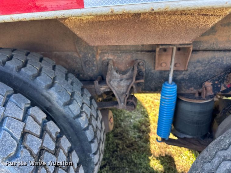 image for item EL0005 2010 International 7400 refuse truck