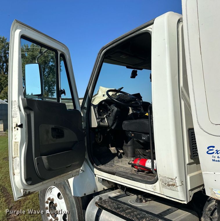 image for item EL0005 2010 International 7400 refuse truck