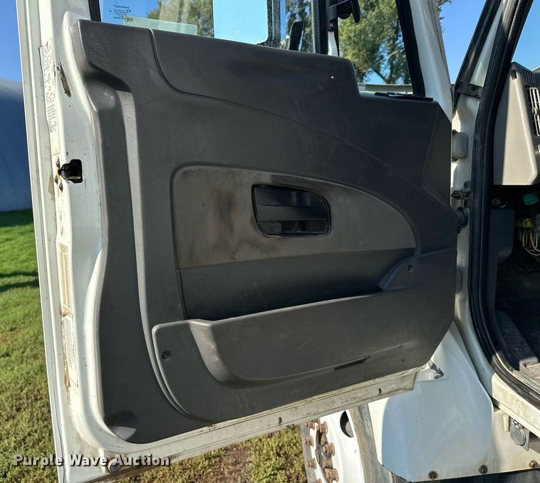 image for item EL0005 2010 International 7400 refuse truck