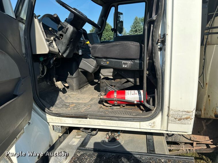 image for item EL0005 2010 International 7400 refuse truck