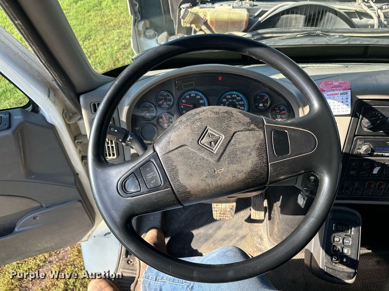 image for item EL0005 2010 International 7400 refuse truck