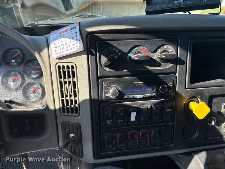 image for item EL0005 2010 International 7400 refuse truck