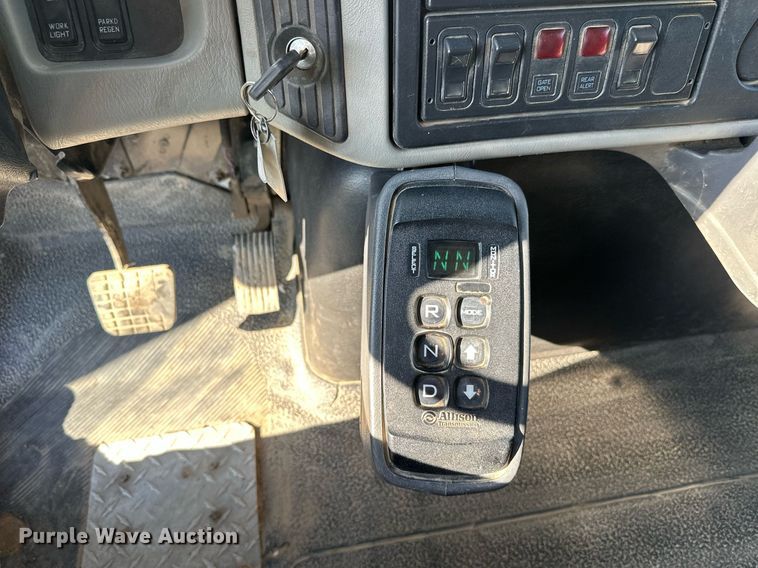 image for item EL0005 2010 International 7400 refuse truck