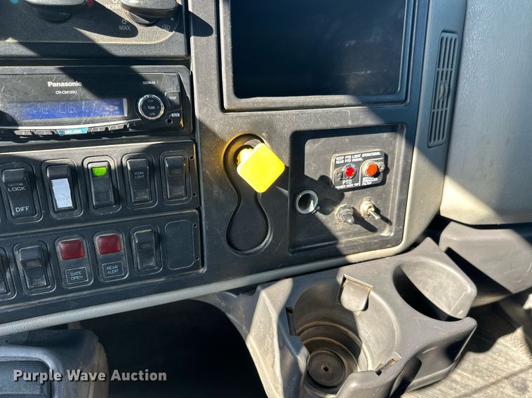 image for item EL0005 2010 International 7400 refuse truck