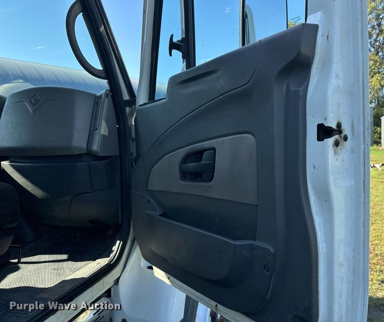 image for item EL0005 2010 International 7400 refuse truck