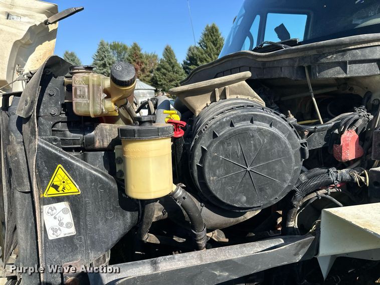 image for item EL0005 2010 International 7400 refuse truck