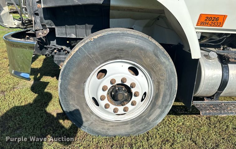 image for item EL0005 2010 International 7400 refuse truck