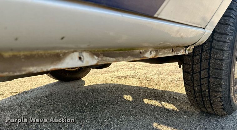 image for item EL0006 2010 Ford E350 van cab and chassis