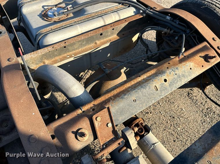 image for item EL0006 2010 Ford E350 van cab and chassis