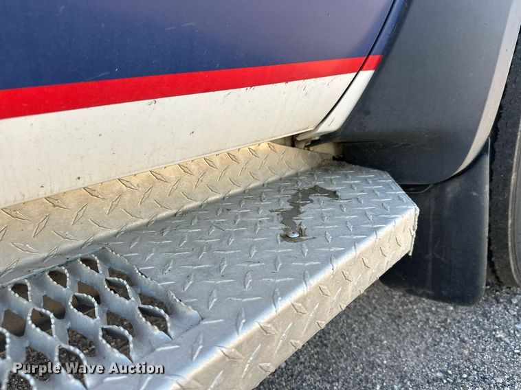 image for item EL0007 2008 Ford F450 van cab and chassis