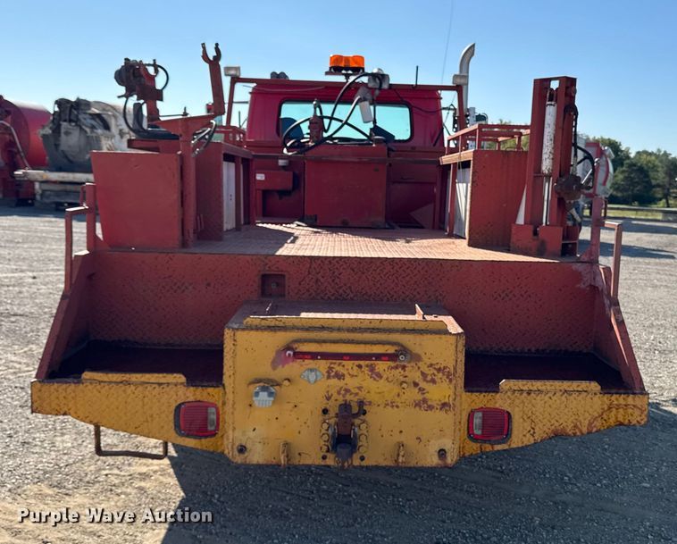 image for item EM2396 1993 International 4900 utility / service truck