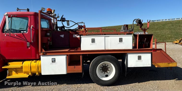 image for item EM2396 1993 International 4900 utility / service truck
