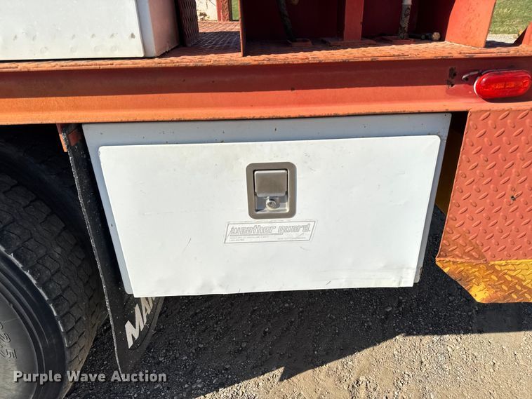 image for item EM2396 1993 International 4900 utility / service truck