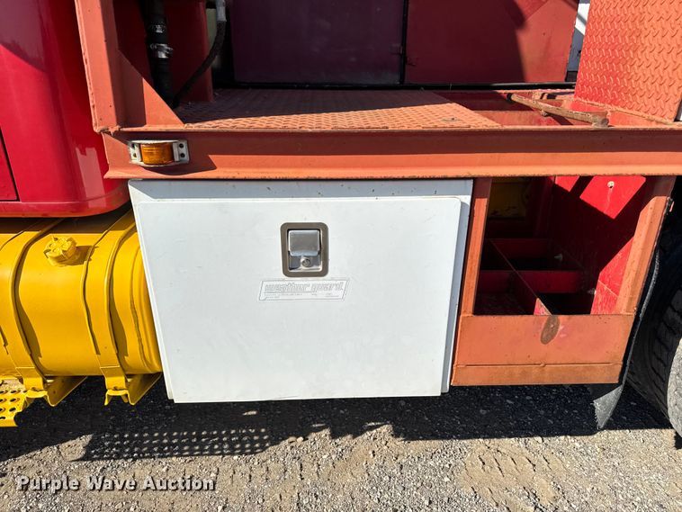 image for item EM2396 1993 International 4900 utility / service truck