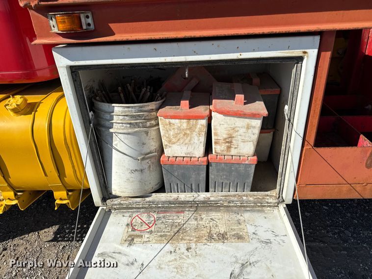 image for item EM2396 1993 International 4900 utility / service truck