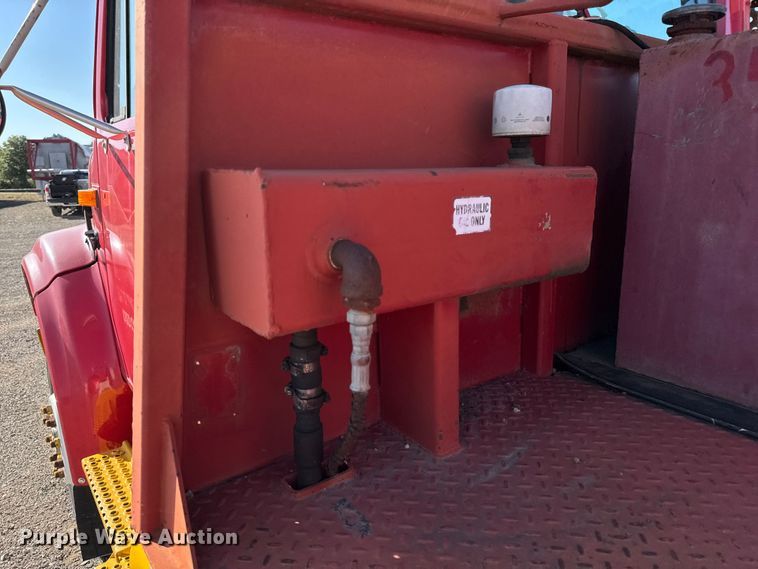 image for item EM2396 1993 International 4900 utility / service truck