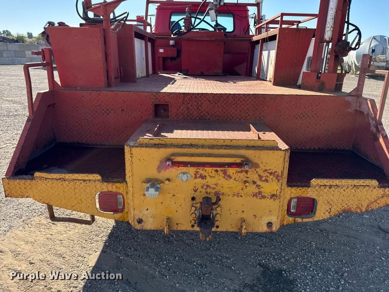 image for item EM2396 1993 International 4900 utility / service truck