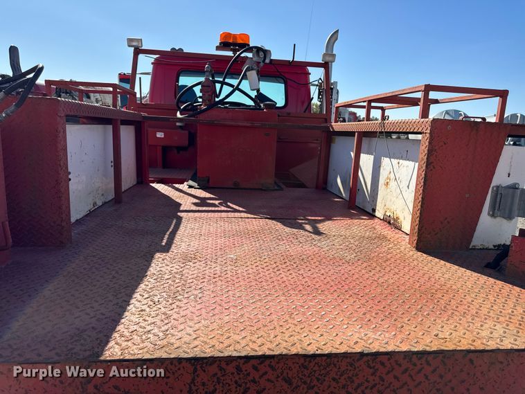 image for item EM2396 1993 International 4900 utility / service truck