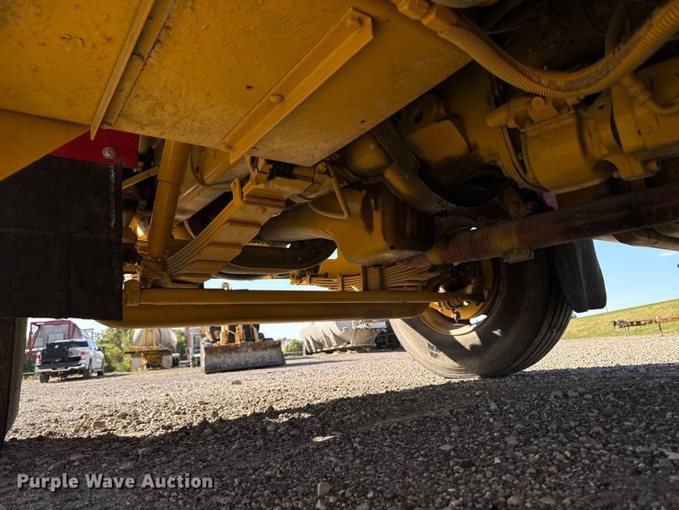 image for item EM2396 1993 International 4900 utility / service truck